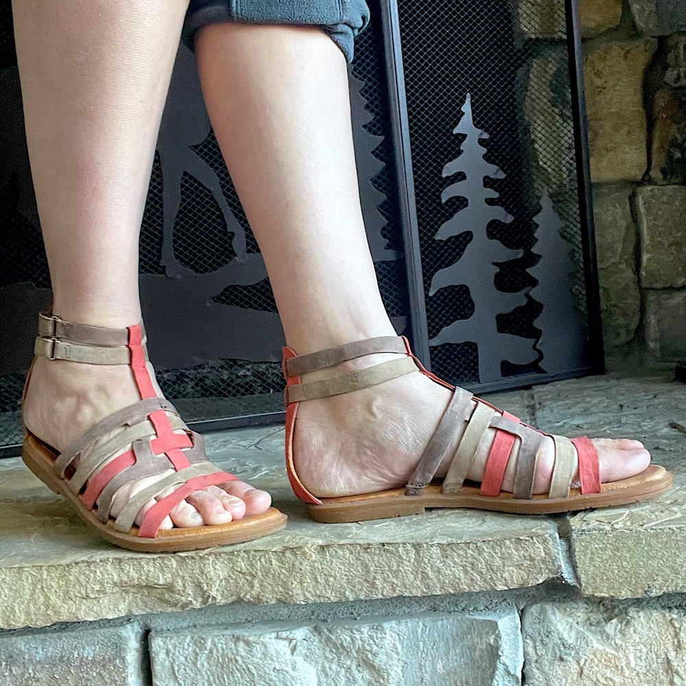 NAYA Leather Gladiator/T-Strap Flat Sandals, Greige/Coral/Tan - Sz. 6.5   VGUC